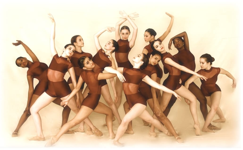 The Group Of Modern Ballet Dancers Stock Photo - Download Image Now - Dance  Troupe, 30-39 Years, Acrobat - iStock